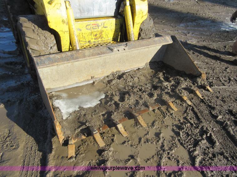image for item I6852 2001 Gehl 7600 skid steer