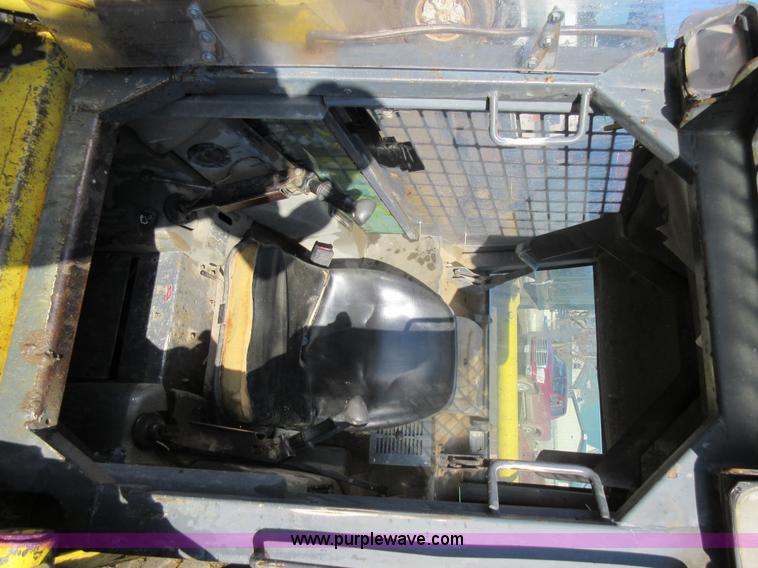 image for item I6852 2001 Gehl 7600 skid steer