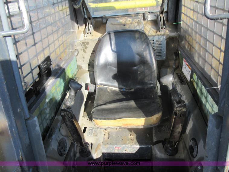 image for item I6852 2001 Gehl 7600 skid steer