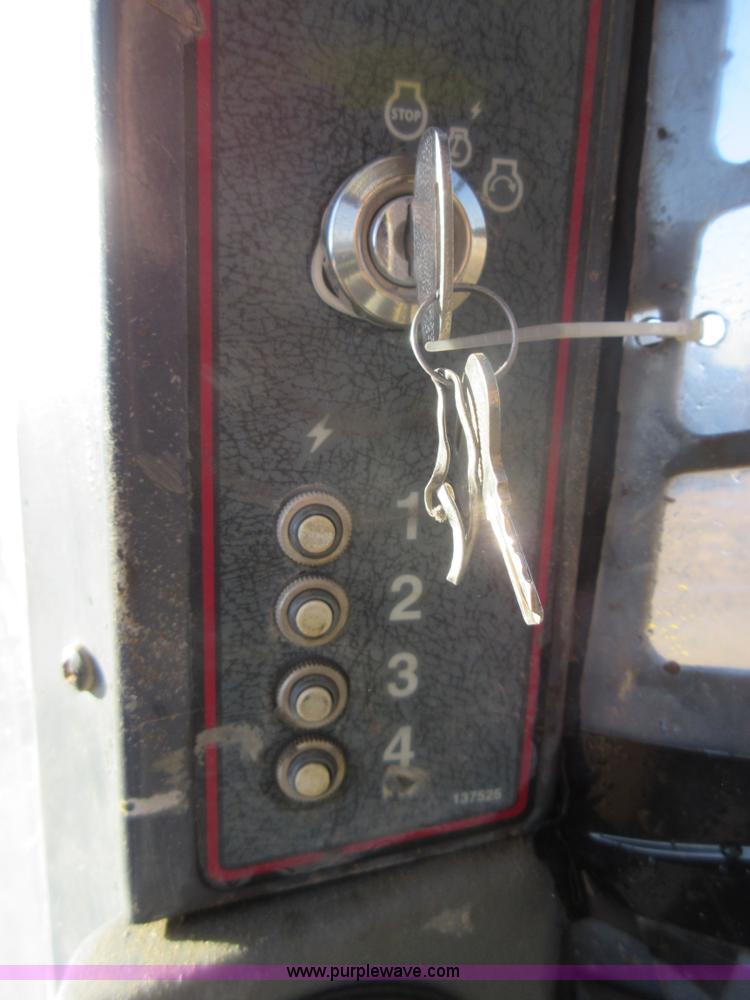 image for item I6852 2001 Gehl 7600 skid steer