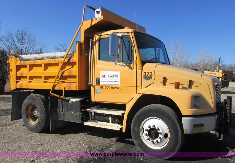image for item I8774 2001 Freightliner FL70 dump truck