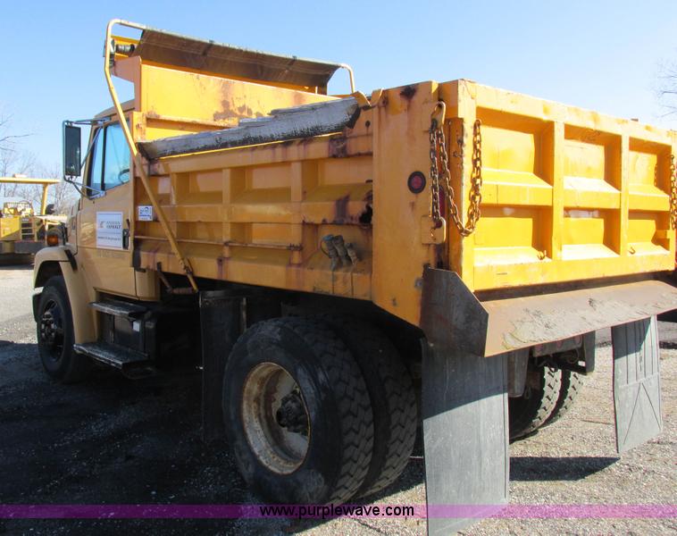 image for item I8774 2001 Freightliner FL70 dump truck
