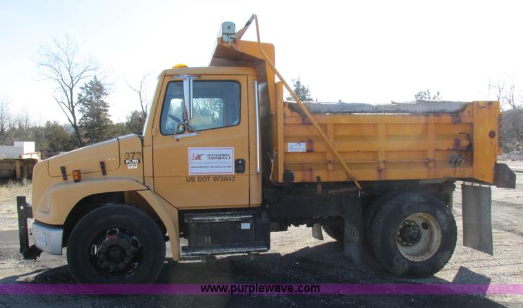 image for item I8774 2001 Freightliner FL70 dump truck