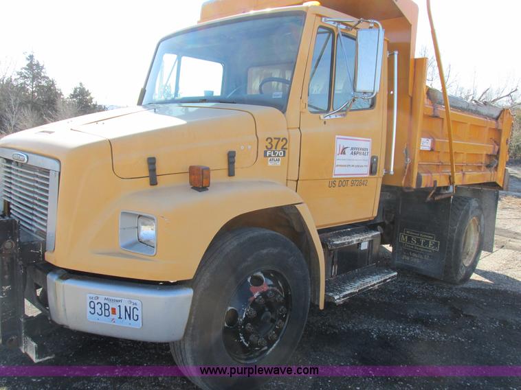 image for item I8774 2001 Freightliner FL70 dump truck