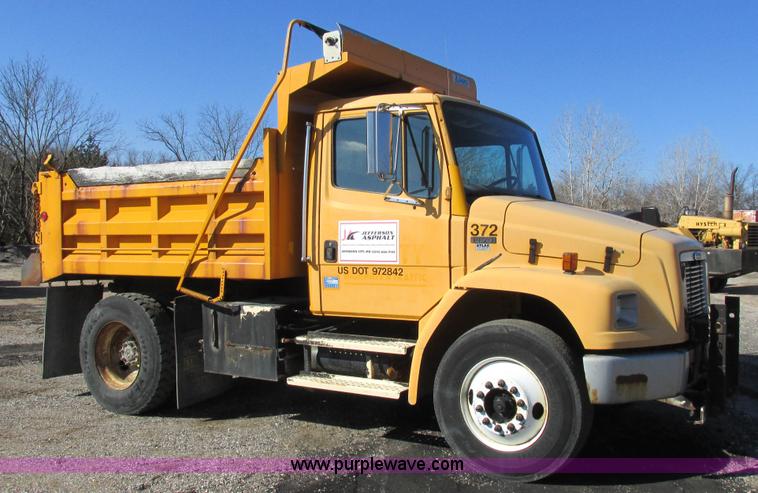 image for item I8774 2001 Freightliner FL70 dump truck