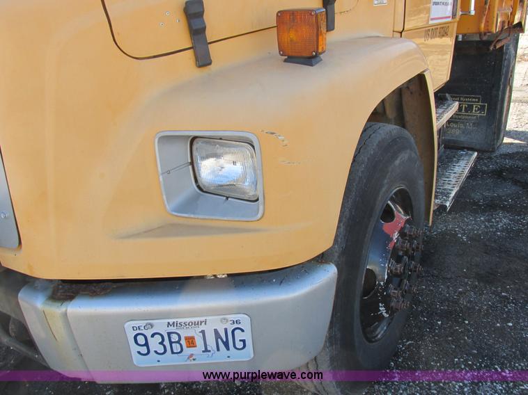 image for item I8774 2001 Freightliner FL70 dump truck