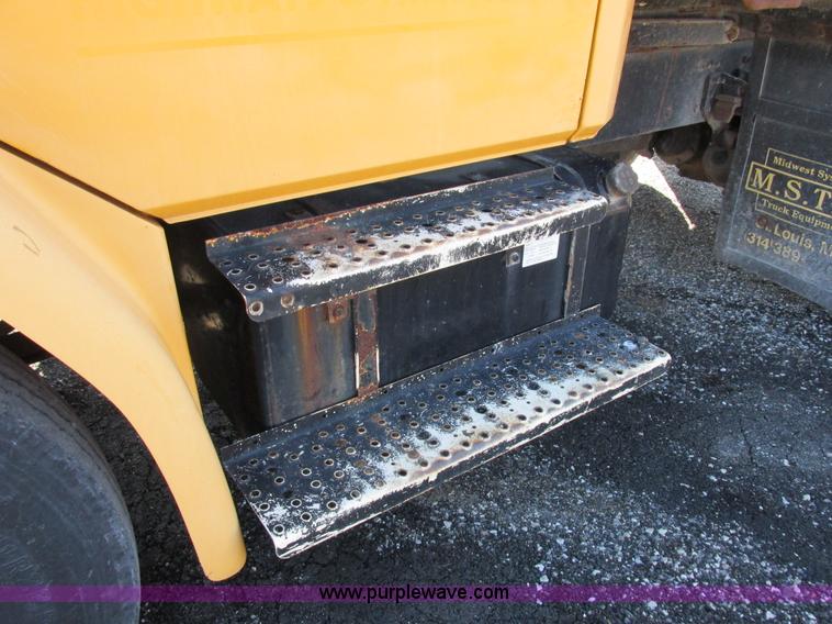 image for item I8774 2001 Freightliner FL70 dump truck