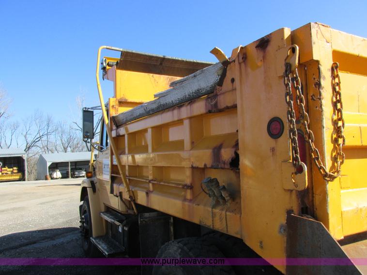 image for item I8774 2001 Freightliner FL70 dump truck
