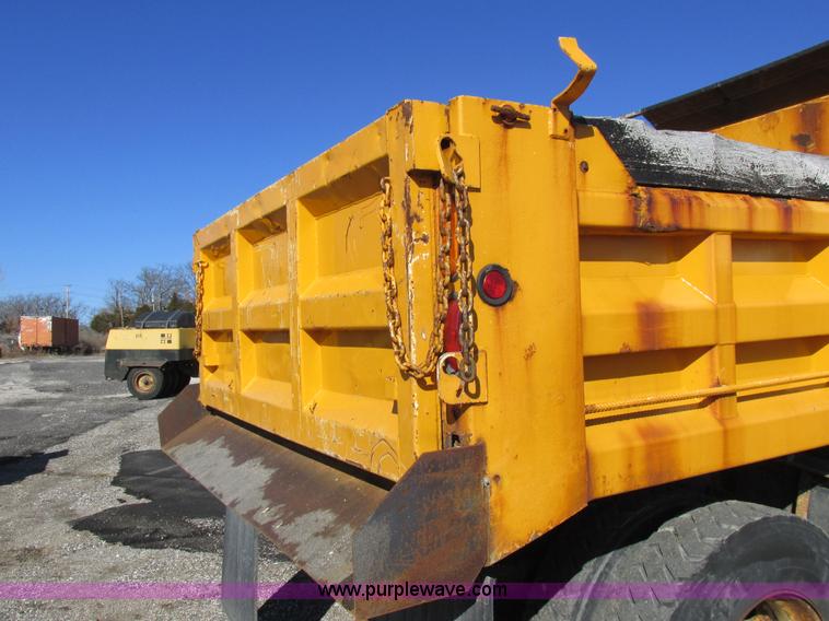 image for item I8774 2001 Freightliner FL70 dump truck