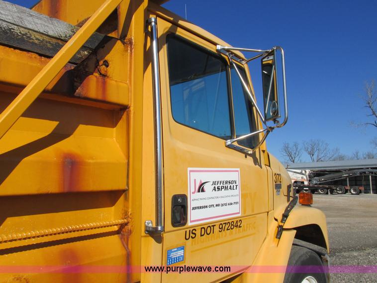 image for item I8774 2001 Freightliner FL70 dump truck