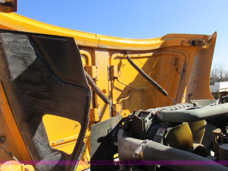 image for item I8774 2001 Freightliner FL70 dump truck