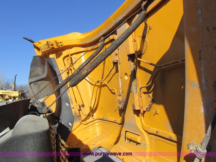 image for item I8774 2001 Freightliner FL70 dump truck