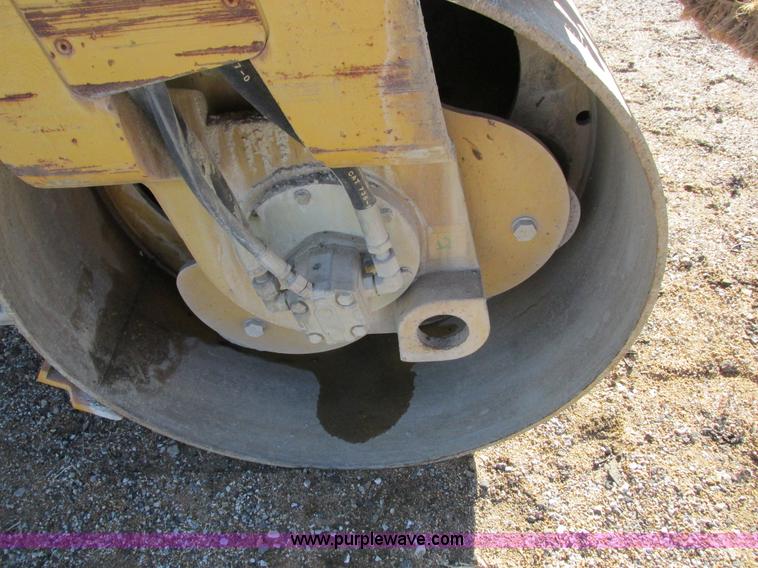 image for item I8777 2001 Caterpillar CB334D double drum roller
