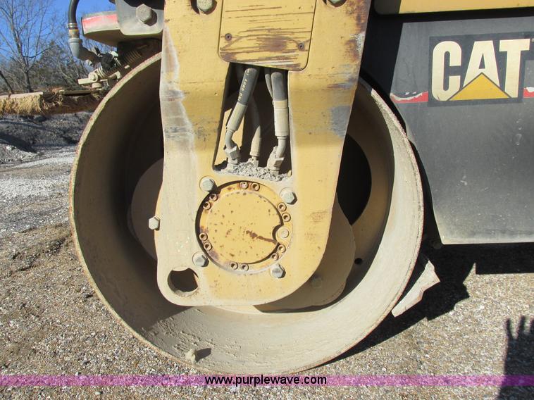 image for item I8777 2001 Caterpillar CB334D double drum roller