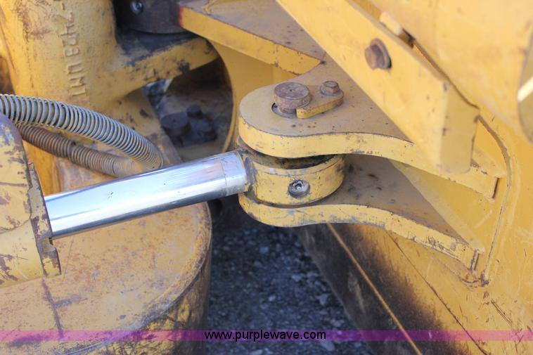 image for item J2304 2002 Caterpillar D6 MXL dozer
