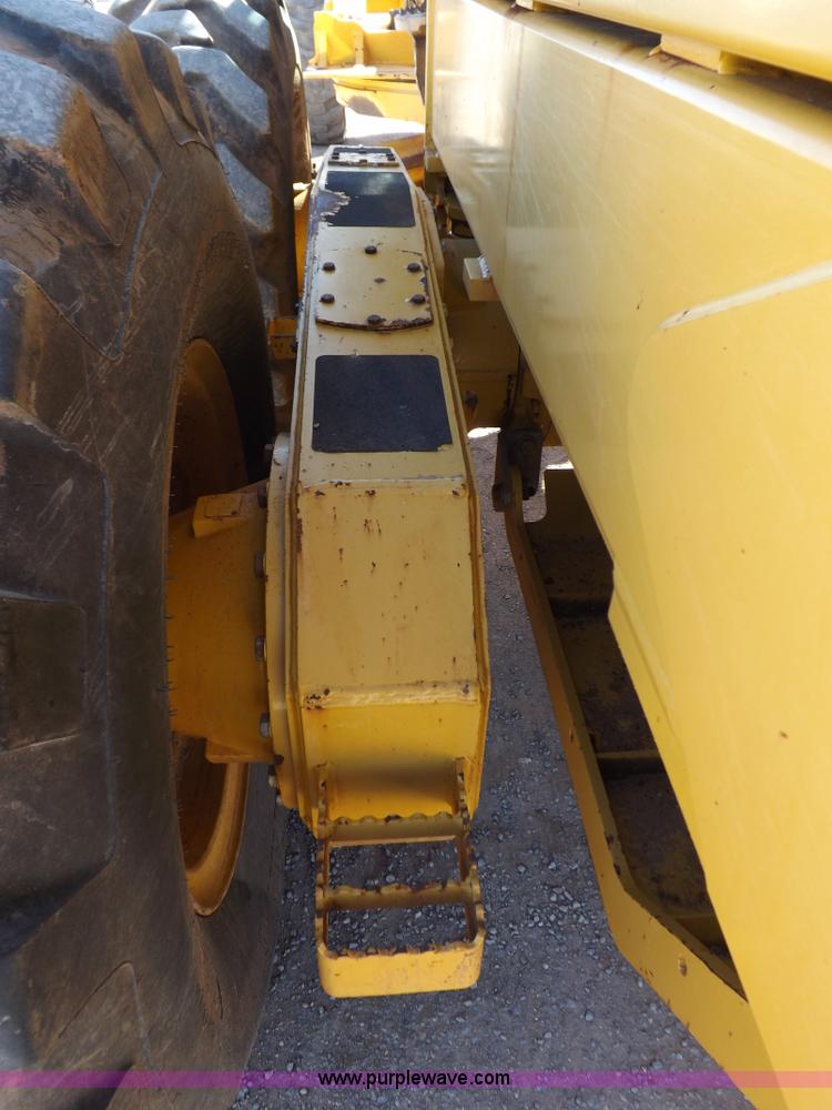 image for item K3197 2003 John Deere 770CH articulated motor grader