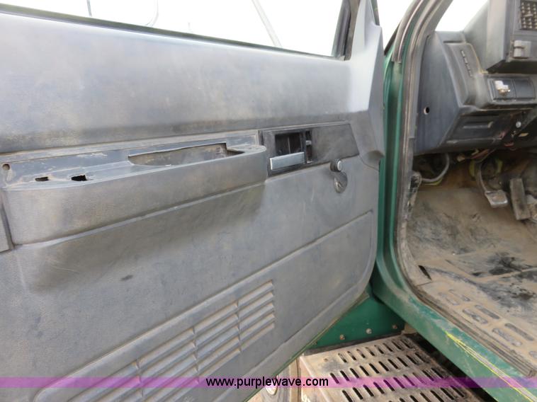 image for item K7084 1995 GMC TopKick flatbed truck