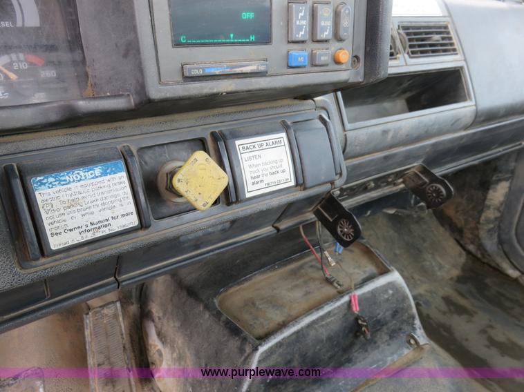 image for item K7084 1995 GMC TopKick flatbed truck