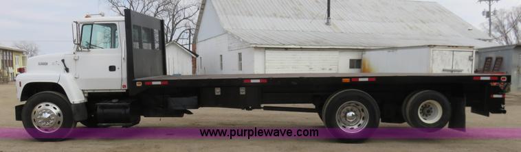 image for item K7087 1995 Ford LN8000F flatbed truck