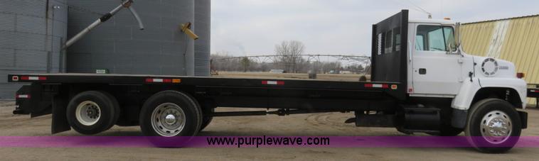 image for item K7087 1995 Ford LN8000F flatbed truck