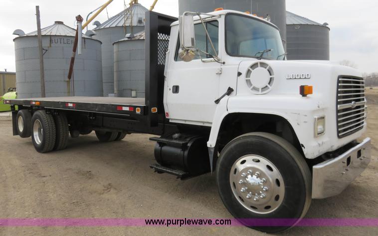 image for item K7087 1995 Ford LN8000F flatbed truck