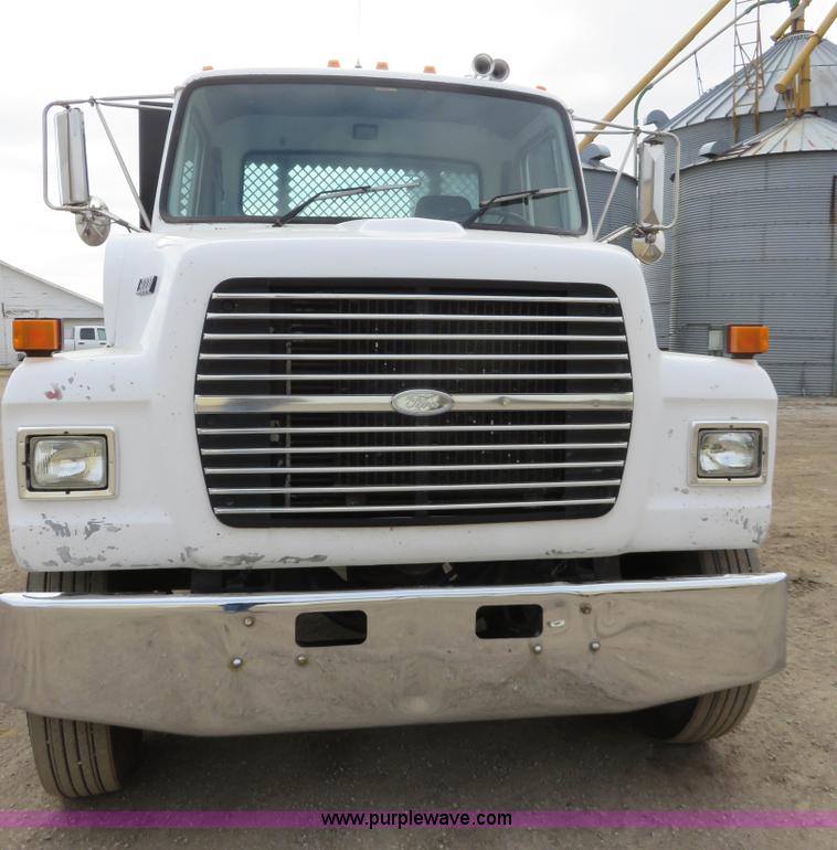 image for item K7087 1995 Ford LN8000F flatbed truck