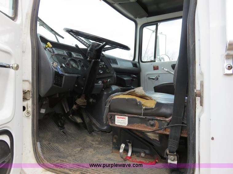 image for item K7087 1995 Ford LN8000F flatbed truck