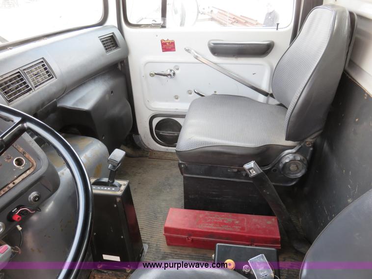 image for item K7087 1995 Ford LN8000F flatbed truck