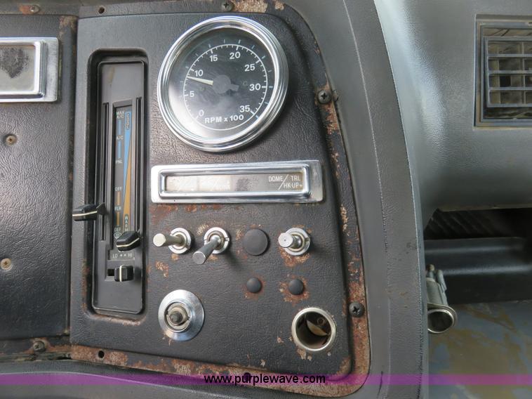 image for item K7087 1995 Ford LN8000F flatbed truck