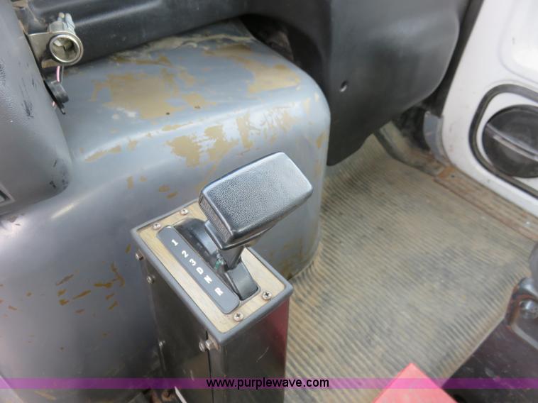 image for item K7087 1995 Ford LN8000F flatbed truck