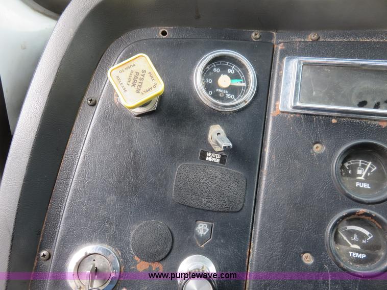 image for item K7087 1995 Ford LN8000F flatbed truck