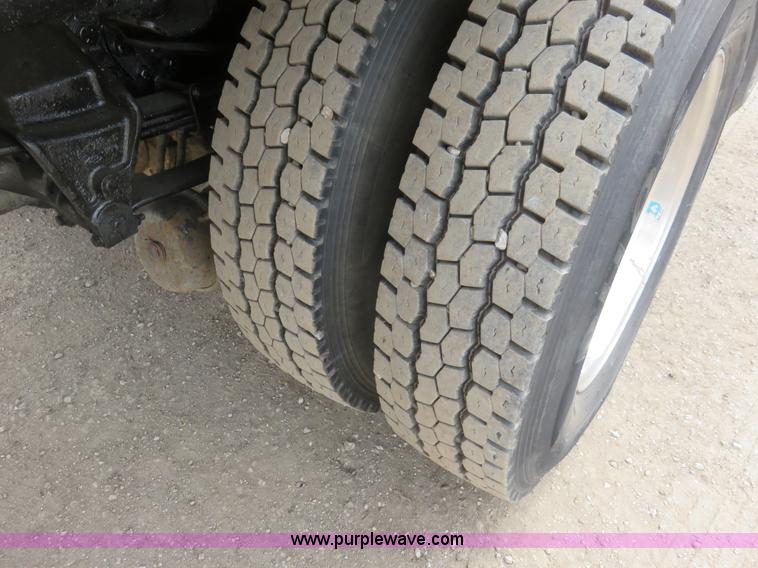 image for item K7087 1995 Ford LN8000F flatbed truck