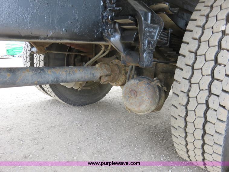 image for item K7087 1995 Ford LN8000F flatbed truck