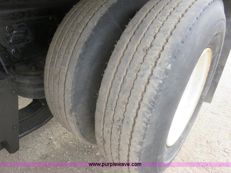 image for item K7087 1995 Ford LN8000F flatbed truck