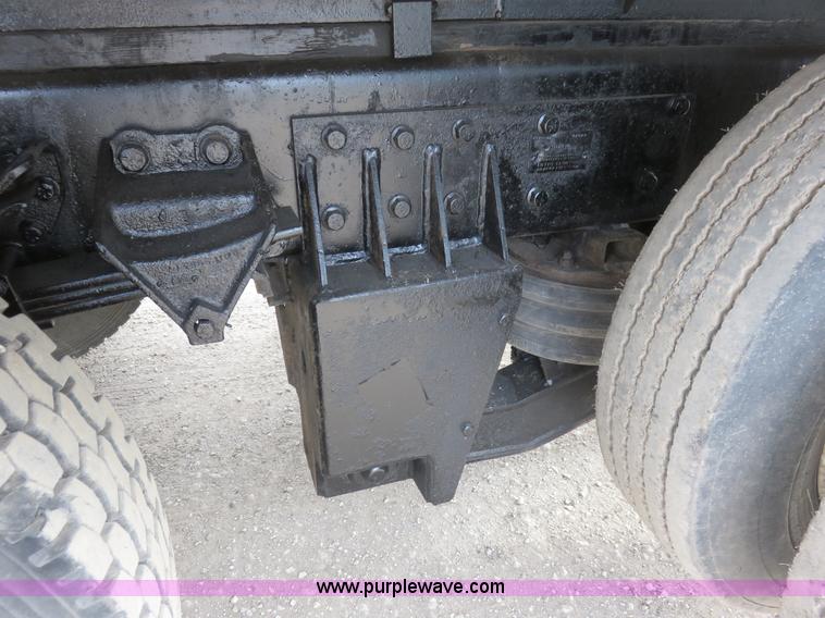 image for item K7087 1995 Ford LN8000F flatbed truck