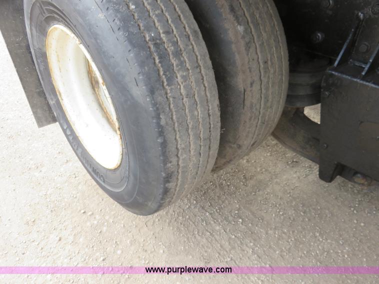 image for item K7087 1995 Ford LN8000F flatbed truck