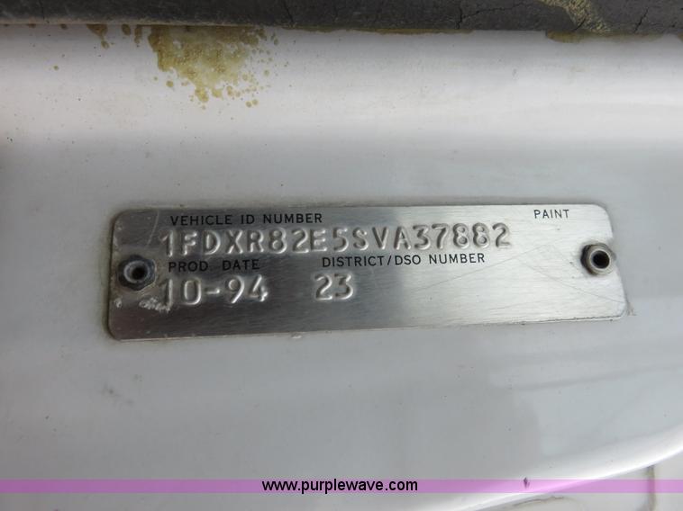 image for item K7087 1995 Ford LN8000F flatbed truck