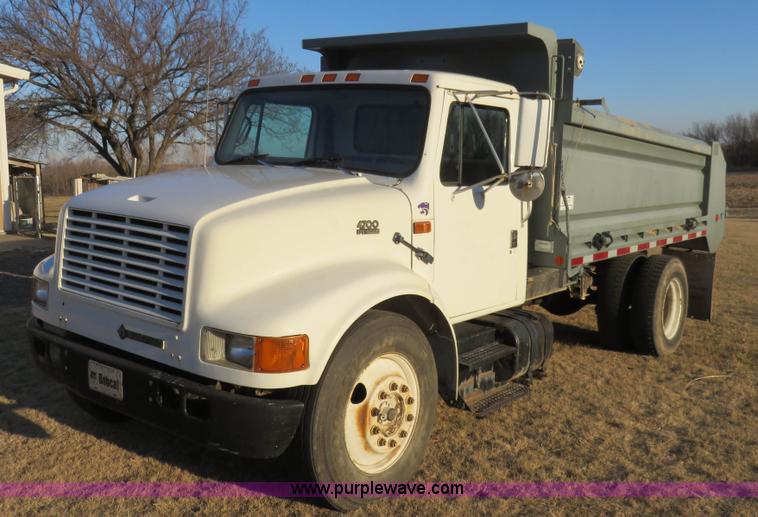 image for item K7092 1999 International 4700 dump truck