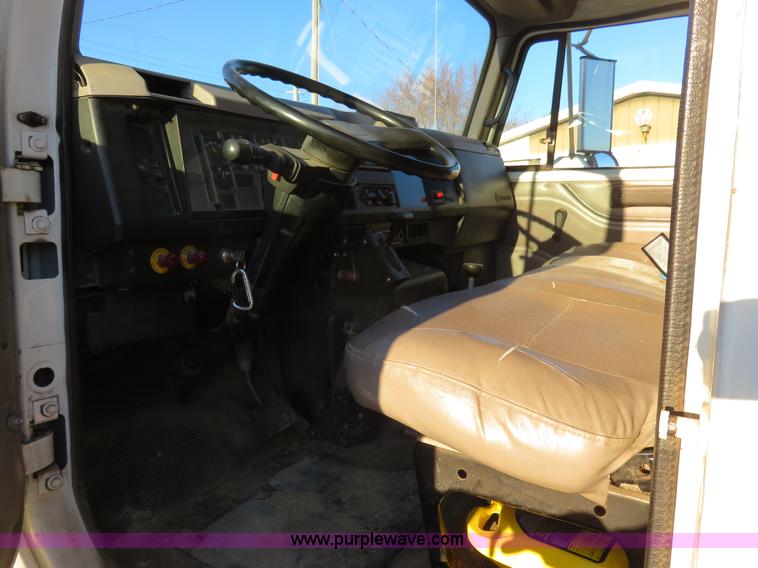 image for item K7092 1999 International 4700 dump truck