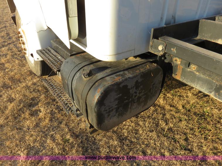 image for item K7092 1999 International 4700 dump truck