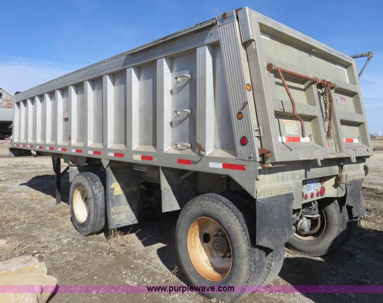 image for item K7172 2000 Travis end dump trailer
