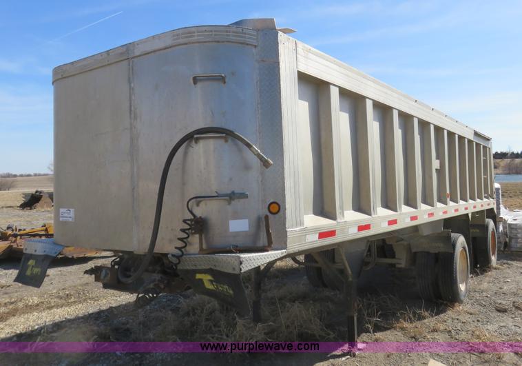 image for item K7172 2000 Travis end dump trailer