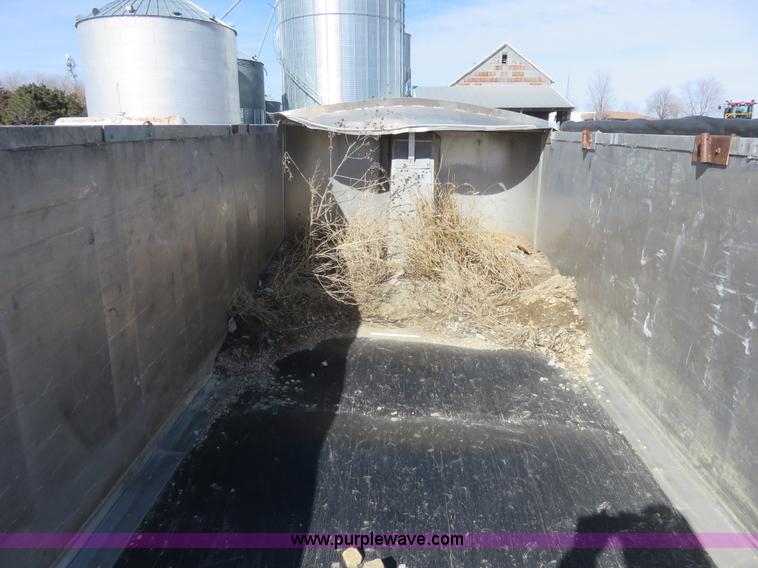 image for item K7172 2000 Travis end dump trailer