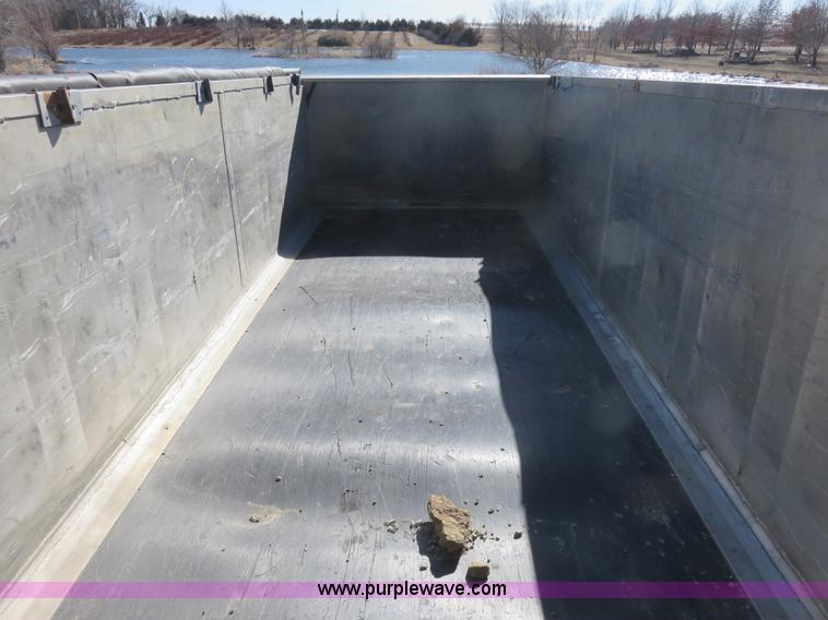 image for item K7172 2000 Travis end dump trailer