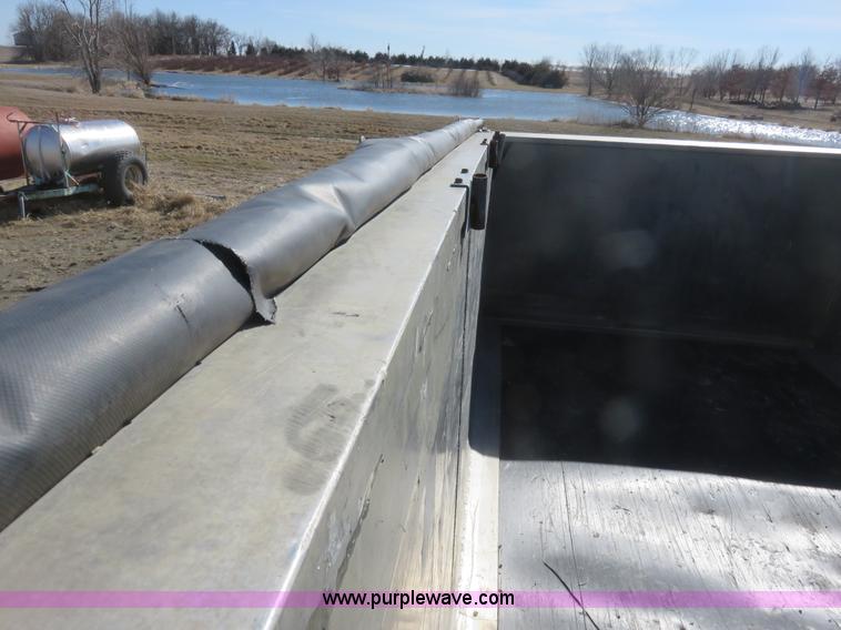 image for item K7172 2000 Travis end dump trailer