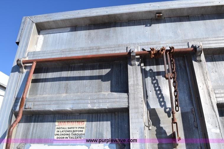 image for item K7172 2000 Travis end dump trailer