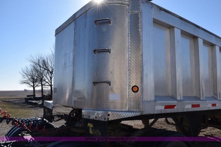 image for item K7172 2000 Travis end dump trailer