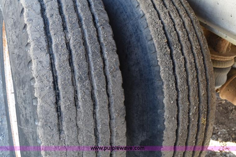 image for item K7172 2000 Travis end dump trailer