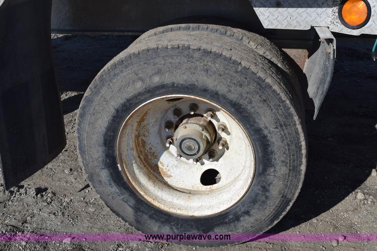 image for item K7172 2000 Travis end dump trailer