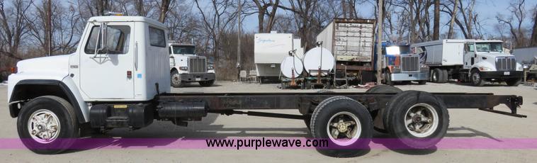 image for item K7244 1986 International 1954 cab and chassis